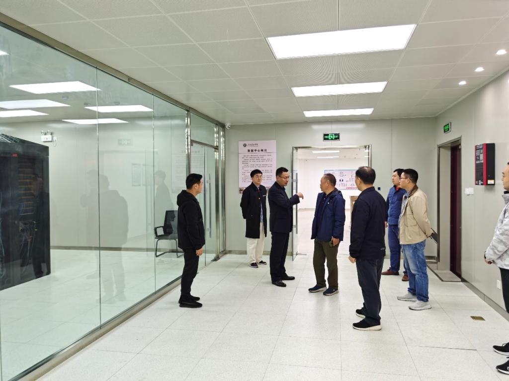 说明: 一群人站在室内描述已自动生成