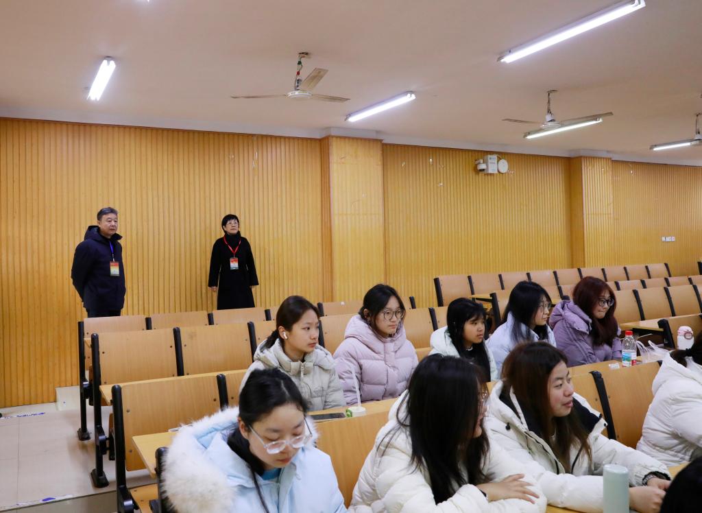 校领导深入一线检查指导新学期教学工作