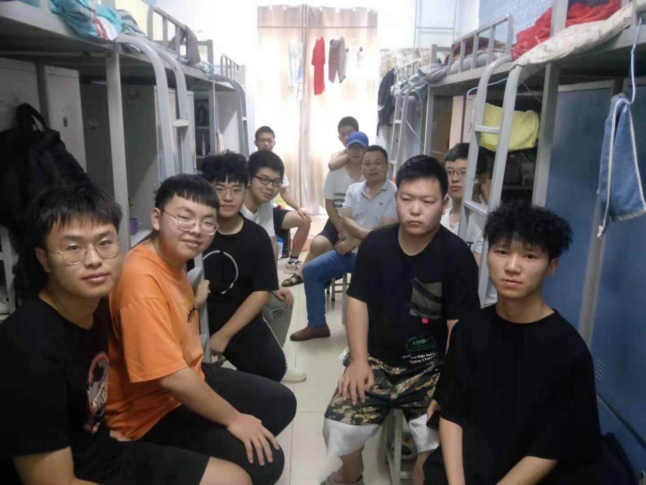 说明: 胡志国 说明: 胡志国