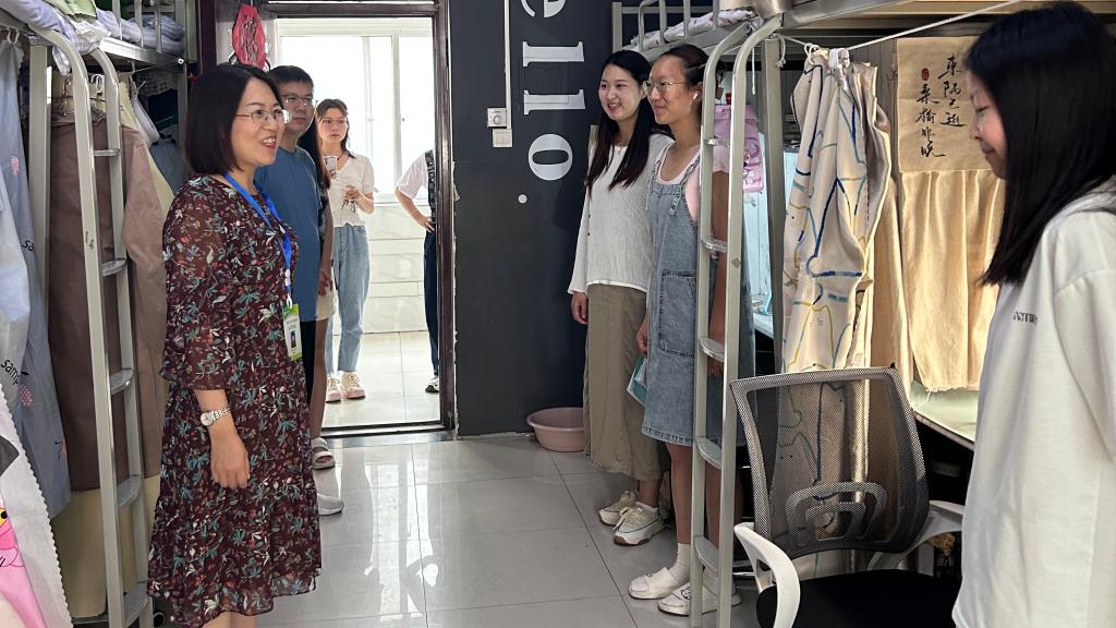 倾"宿"心声,"寓"你同行—教育学院深入学生宿舍进行走访-信阳学院