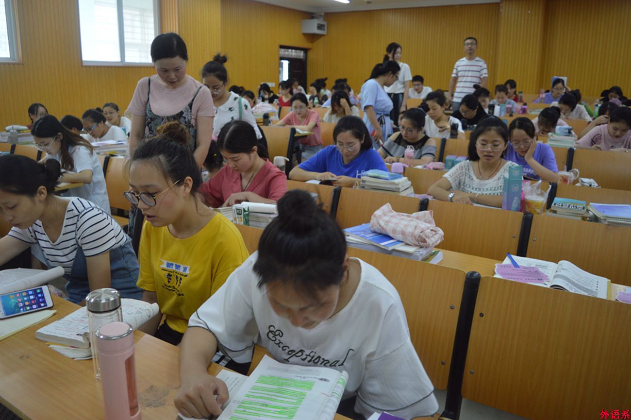 “研”夏送清凉,情系考研生 --外国语学院慰问暑期留校考研学生