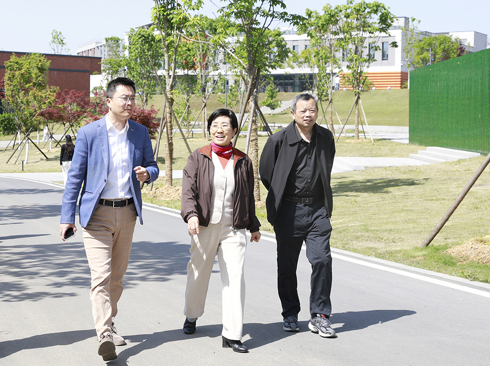 浉河区委常委、副区长卓亨逵到我校南湖校区调研指导