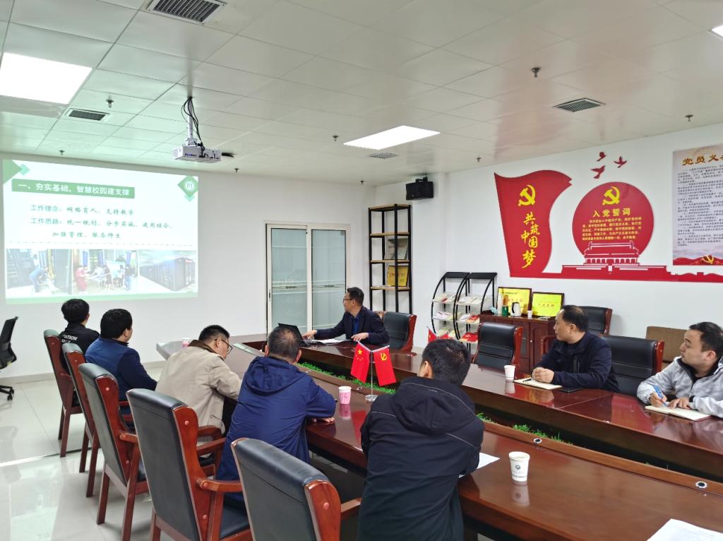 说明: 餐厅里的人们描述已自动生成