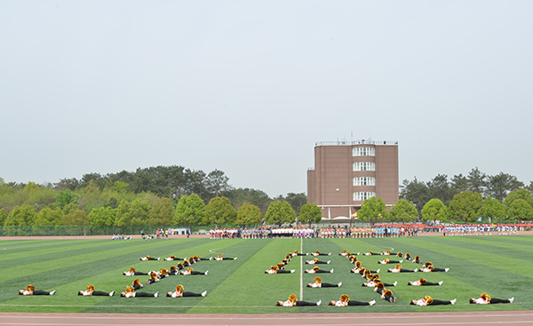 舞动青春——第八届春季运动会啦啦操精彩掠影