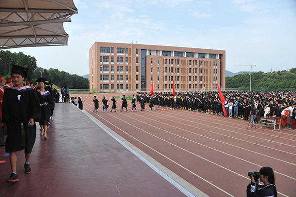 与梦同翔：2015届毕业生学位授予仪式暨毕业典礼隆重举行