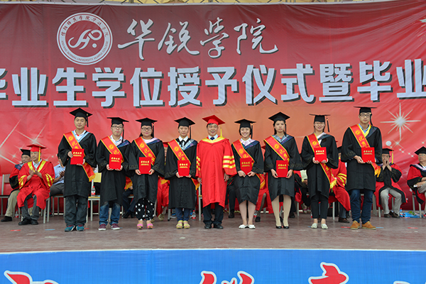 与梦同翔：2015届毕业生学位授予仪式暨毕业典礼隆重举行