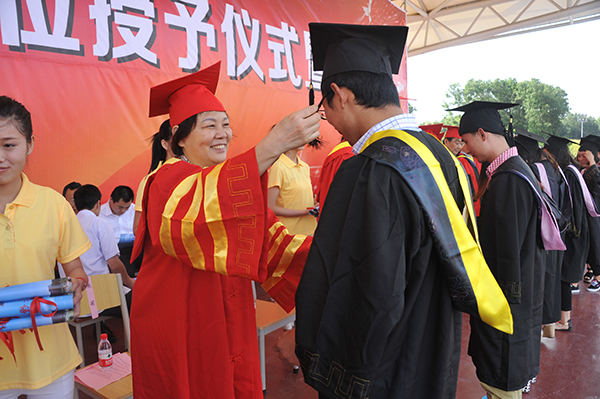 与梦同翔：2015届毕业生学位授予仪式暨毕业典礼隆重举行