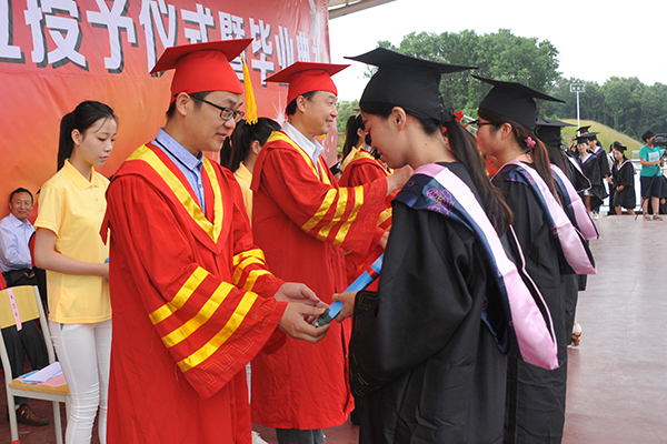 与梦同翔：2015届毕业生学位授予仪式暨毕业典礼隆重举行