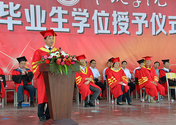 与梦同翔：2015届毕业生学位授予仪式暨毕业典礼隆重举行