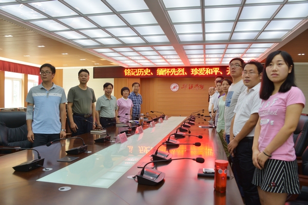 学院师生热情收看抗战胜利70周年纪念大会实况