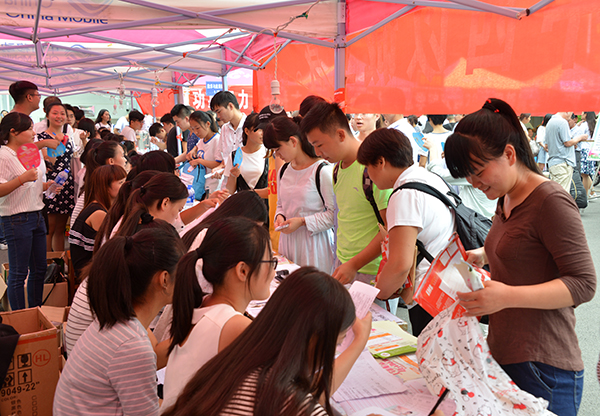 校领导深入一线视察迎新工作