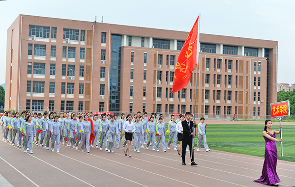 追求卓越创佳绩——学校第十届春季运动会隆重开幕