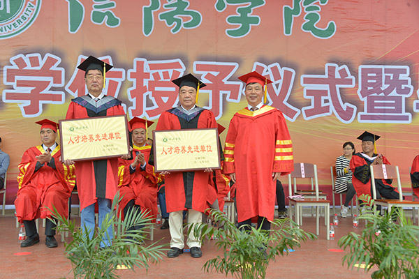 学校隆重举行2017届毕业生学位授予仪式暨毕业典礼