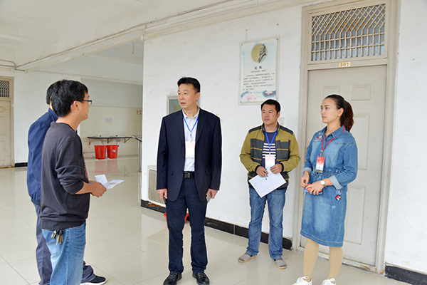 校领导深入课堂了解新学期教学情况