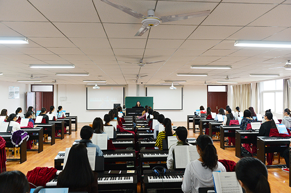 校领导深入课堂了解新学期教学情况