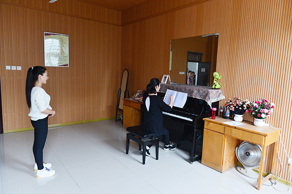 校领导深入课堂了解新学期教学情况