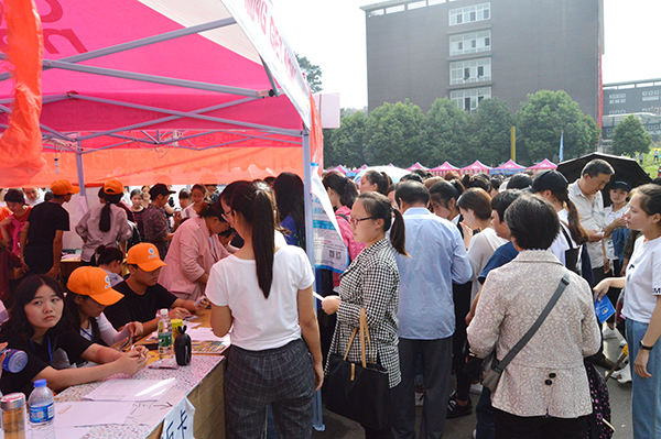 迎新季：信阳学院一派节日景象