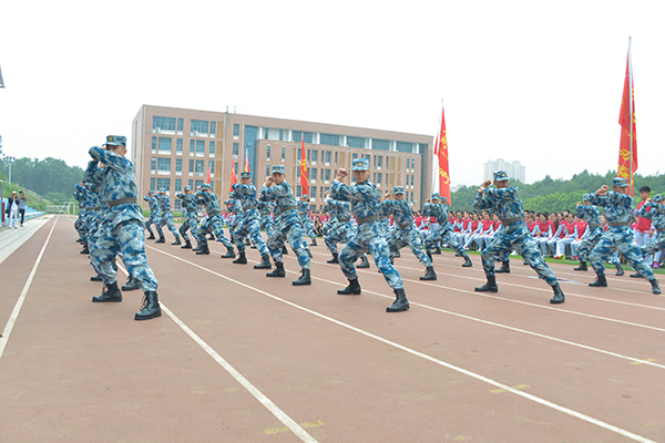 学校隆重举行2017级新生开学典礼暨军训动员大会