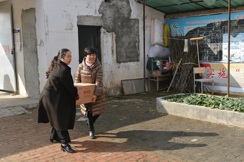 理事长高云深入谭家河乡千工堰村走访慰问