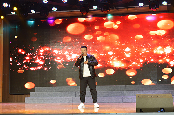 “青春心向党，建功新时代”——学校举办纪念“五四”运动100周年主题团会