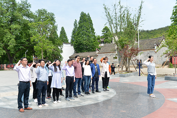 重走长征路 激发奋进情：校领导与部分机关党员干部赴何家冲红色教育基地参观学习