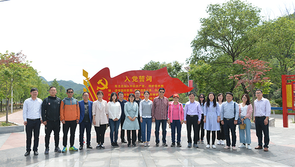 重走长征路 激发奋进情：校领导与部分机关党员干部赴何家冲红色教育基地参观学习