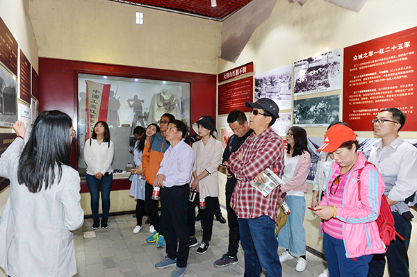 重走长征路 激发奋进情：校领导与部分机关党员干部赴何家冲红色教育基地参观学习