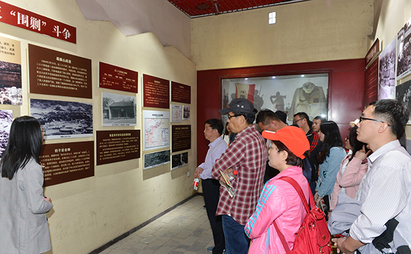 重走长征路 激发奋进情：校领导与部分机关党员干部赴何家冲红色教育基地参观学习