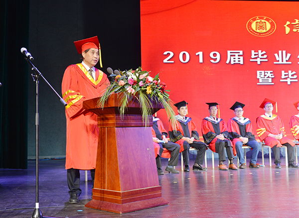 青春筑梦新时代 扬帆起航新征程——学校隆重举行2019届毕业生学位授予仪式暨毕业典礼